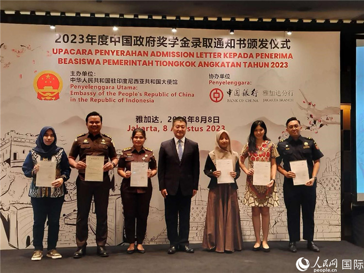 陸慷大使與獲得中國政府獎學金的印尼學子合影。 人民網(wǎng)記者 李培松攝