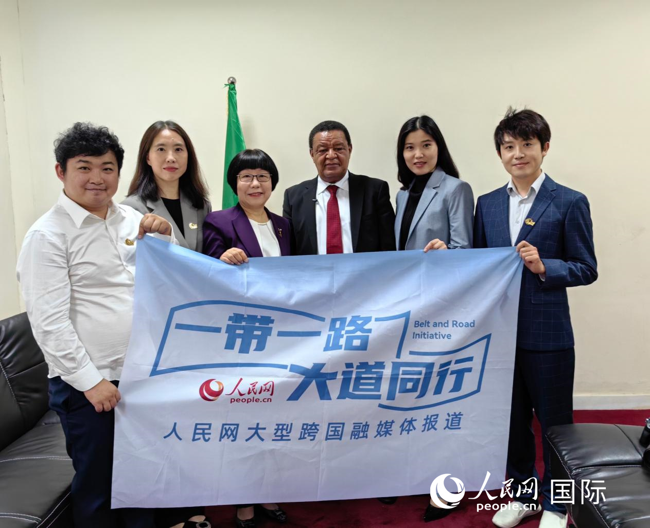 穆拉圖·特肖梅與人民網記者合影。