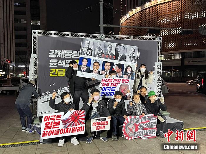 資料圖：韓國公民團體聯(lián)盟在首爾廣場舉行燭光守夜活動。