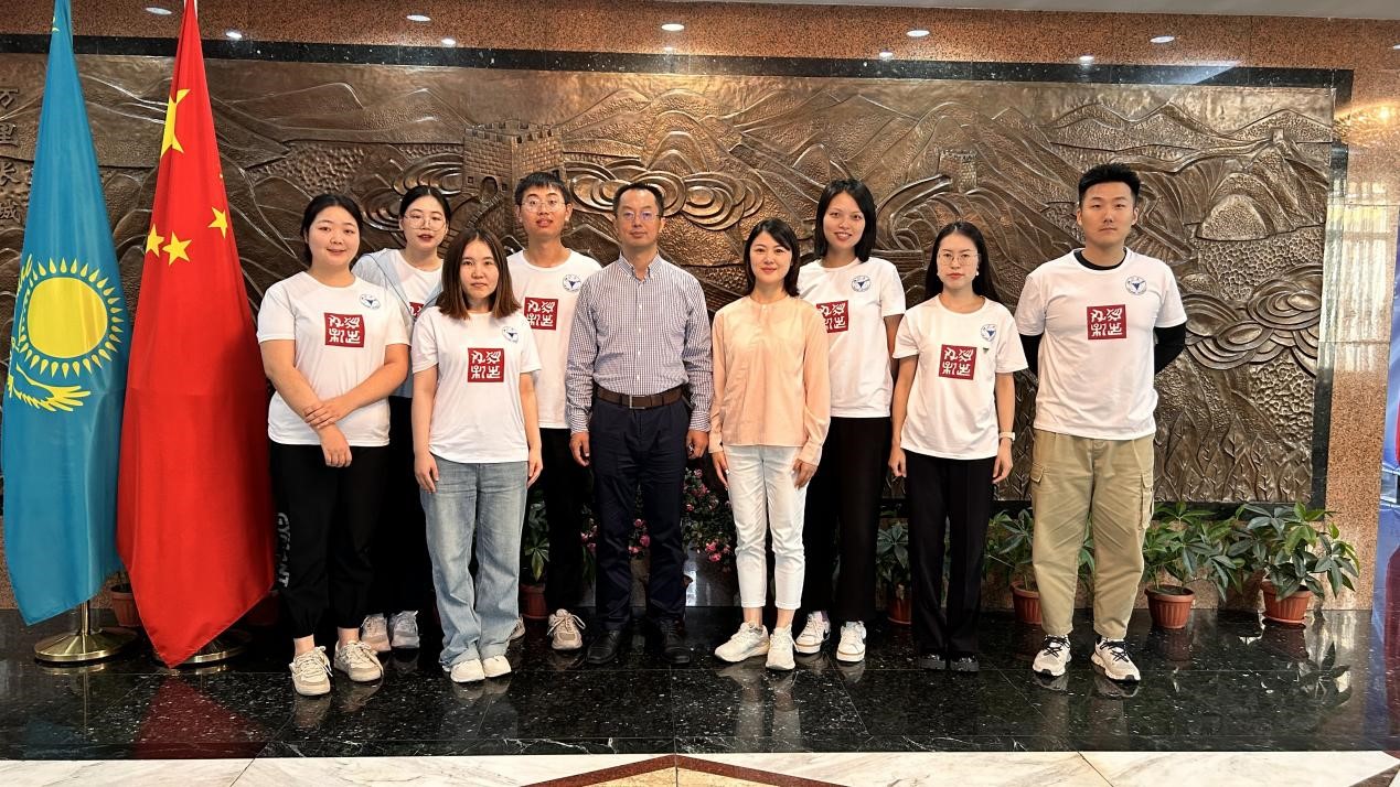 浙江大學(xué)實踐團(tuán)拜訪中國駐阿拉木圖總領(lǐng)館。浙江大學(xué)供圖