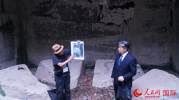 毒氣島歷史研究所事務(wù)局長山內(nèi)正之在毒氣儲存遺址為大家介紹日軍發(fā)動毒氣戰(zhàn)的罪證。人民網(wǎng) 蔣曉辰攝