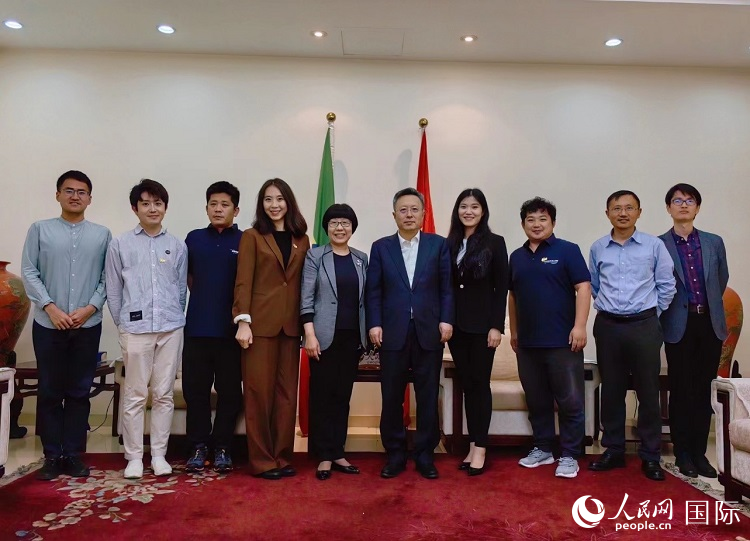 趙志遠(yuǎn)大使（右五）、使館工作人員與人民網(wǎng)記者合影。