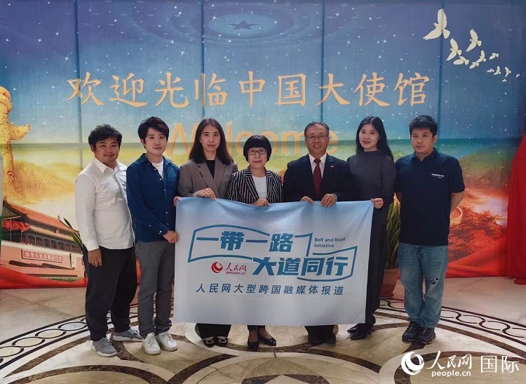 崔建春大使（右三）與人民網(wǎng)記者合影。