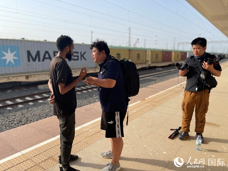 亞吉鐵路吉布提線工作人員介紹列車運(yùn)營情況。人民網(wǎng)記者 趙艷紅攝