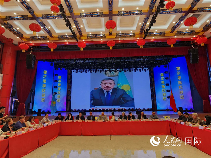 哈外交部駐阿拉木圖副代表拉伊莫夫視頻致辭。人民網(wǎng)記者 李強攝