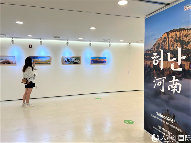 2.民眾參觀“看九曲黃河 聽華夏故事”主題展。人民網(wǎng)記者 馬菲攝