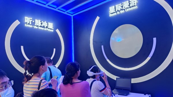 9月2日，貴州展館里觀眾排隊(duì)體驗(yàn)VR。受訪者供圖