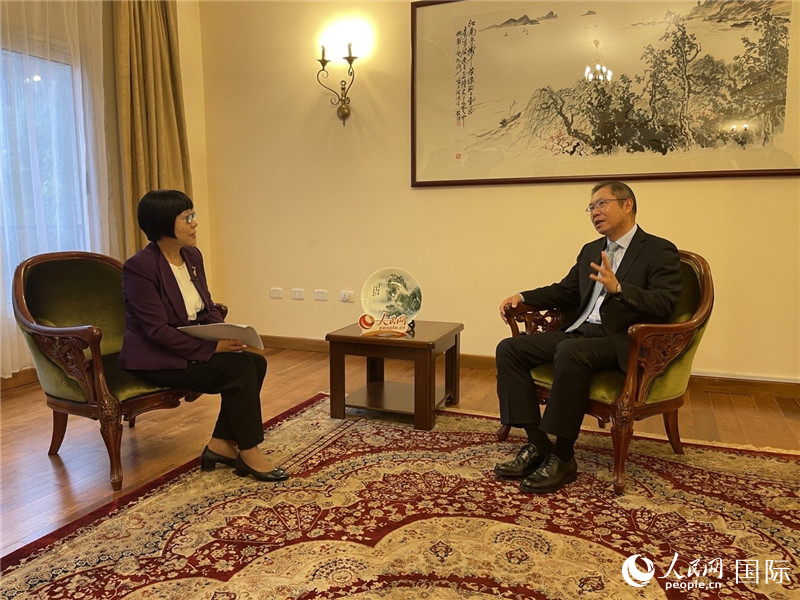 胡長春大使接受人民網(wǎng)記者唐維紅采訪。人民網(wǎng)記者 趙艷紅攝