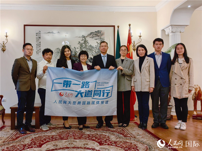 胡長春大使、駐非盟使團工作人員與人民網(wǎng)記者合影。