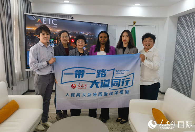 萊利斯（右三）、埃塞投資委中國投資顧問萬巧云（左二）與人民網(wǎng)記者合影。