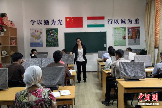 2014年，塔吉克斯坦國立民族大學的孔子學院內(nèi)，教師正在為塔吉克斯坦學生授課。田冰 攝