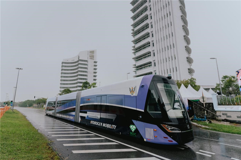 9月6日下午，由中車株洲所自主研發(fā)制造的全球首輛氫能源智軌電車正式亮相馬來(lái)西亞砂拉越州古晉市。中車株洲所供圖
