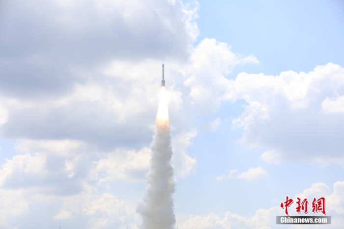 北京時間 2023年9月10日12時30分，中國在太原衛(wèi)星發(fā)射中心使用長征六號改運載火箭，成功將遙感四十號衛(wèi)星發(fā)射升空，衛(wèi)星順利進入預定軌道，發(fā)射任務獲得圓滿成功。該衛(wèi)星主要用于開展電磁環(huán)境探測及相關技術試驗。此次任務是長征系列運載火箭第487次飛行。王曉虎 攝