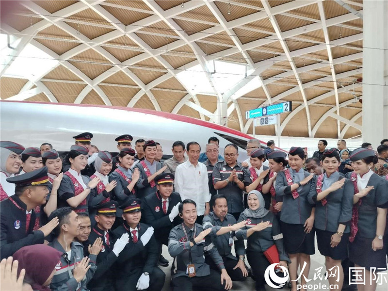 印尼總統(tǒng)佐科與雅萬高鐵乘務(wù)員及中印尼嘉賓合影。人民網(wǎng)記者 李培松攝