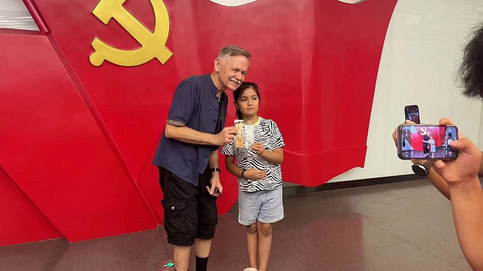 潘維廉和志愿講解員紀(jì)念合影。主辦方供圖