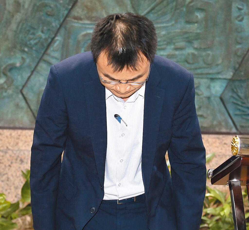 臺(tái)農(nóng)業(yè)部門負(fù)責(zé)人陳吉仲19日傍晚舉行記者會(huì)說(shuō)明項(xiàng)目進(jìn)口雞蛋議題，當(dāng)日晚間8點(diǎn)在臉書上宣布辭職。 圖片來(lái)源：臺(tái)灣“中時(shí)新聞網(wǎng)”