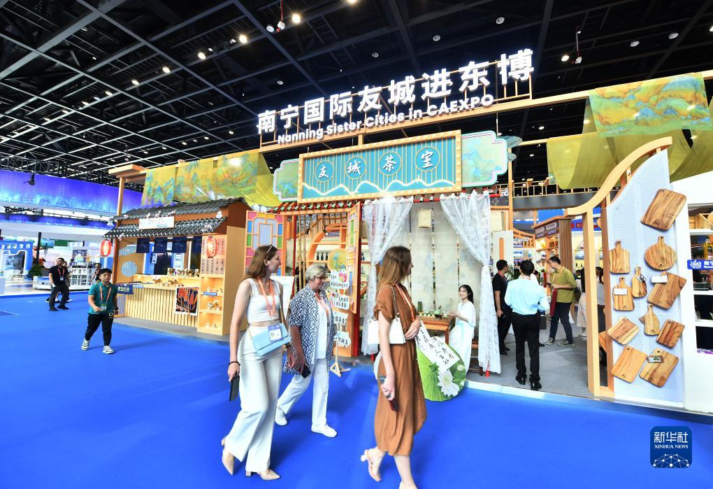 9月17日，在南寧國際會(huì)展中心，觀眾在東博會(huì)“一帶一路”國際展區(qū)參觀。當(dāng)日，第二十屆中國—東盟博覽會(huì)和中國—東盟商務(wù)與投資峰會(huì)開幕式在廣西南寧舉行。新華社記者 黃孝邦 攝
