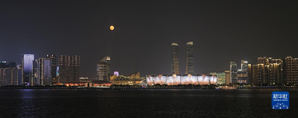 這是9月29日在杭州拍攝的杭州奧體中心體育場和滿月。新華社發(fā)（李忠攝）