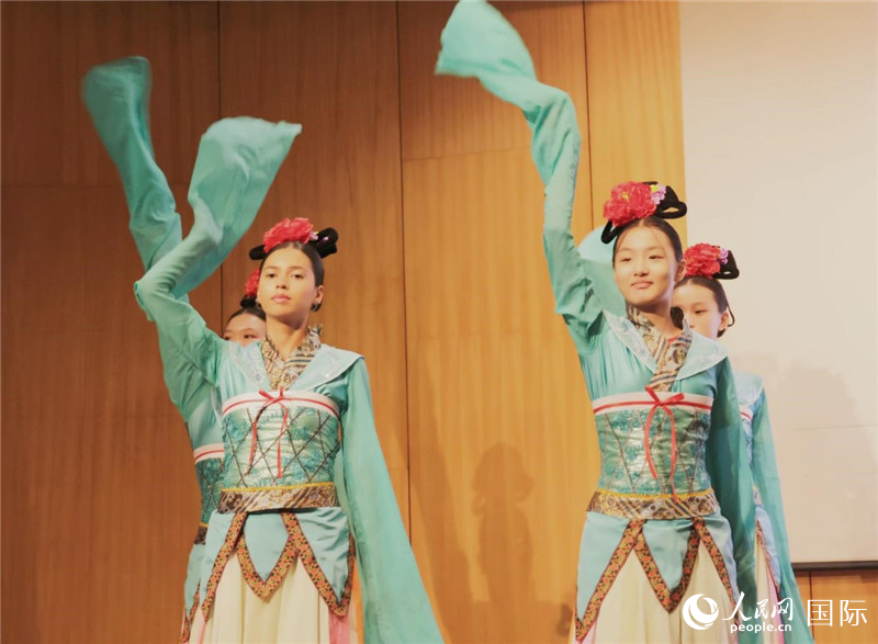兩國文化志愿者共同表演中國傳統(tǒng)舞蹈。人民網(wǎng)記者 陳海琪攝