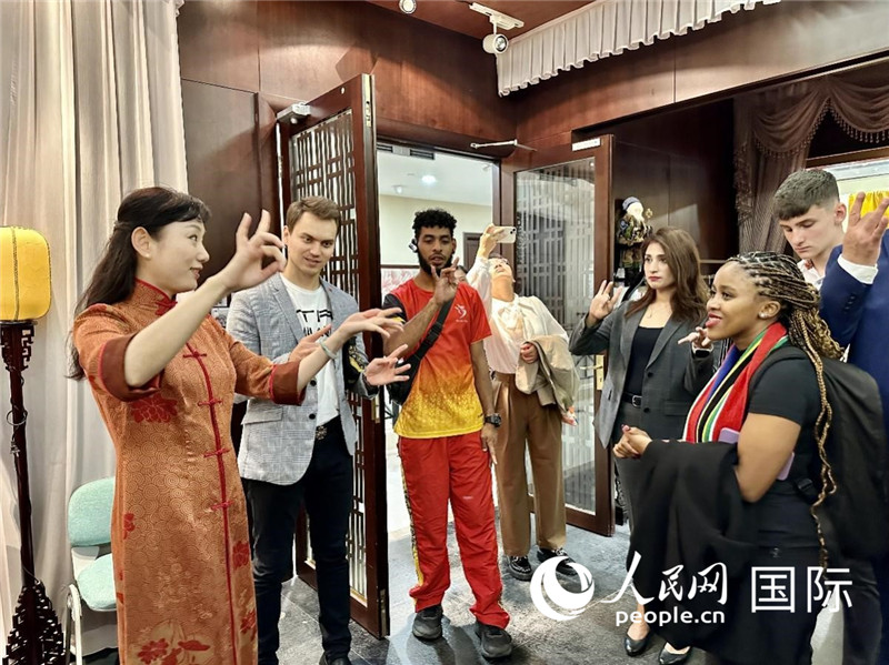 國際民間人士代表團參觀古北市民中心昆曲教室。人民網(wǎng)記者 周雨攝