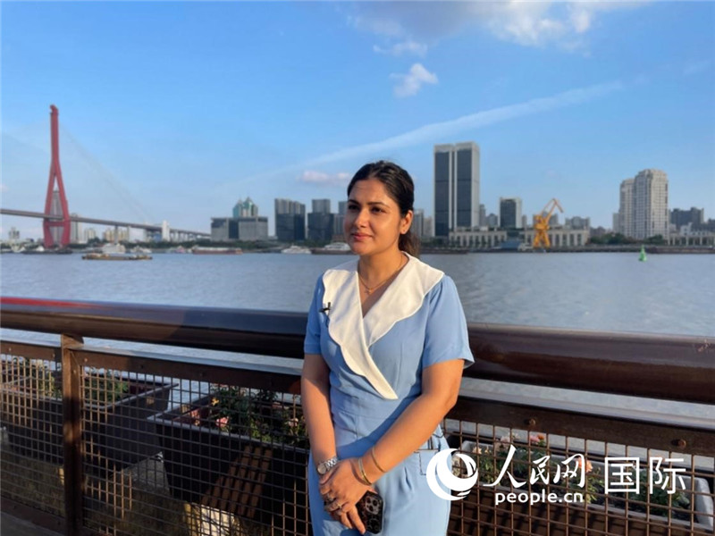 孟加拉國Channel24電視頻道主持人伊斯拉特·阿敏在上海市楊浦濱江接受采訪。 人民網(wǎng)記者 張榮攝