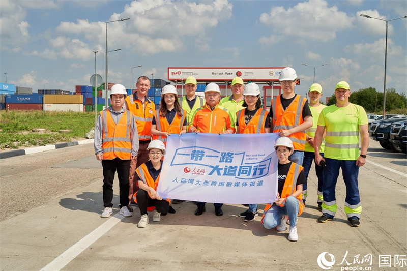 人民網(wǎng)記者在莫斯科別雷拉斯特物流中心采訪。