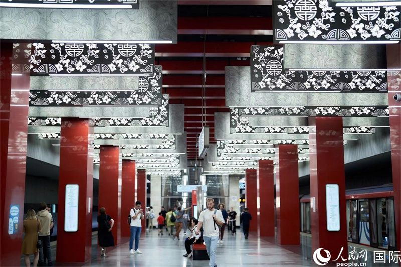 莫斯科米丘林大街地鐵站洋溢著濃郁的“中國風(fēng)”。人民網(wǎng)記者 馬天翼攝