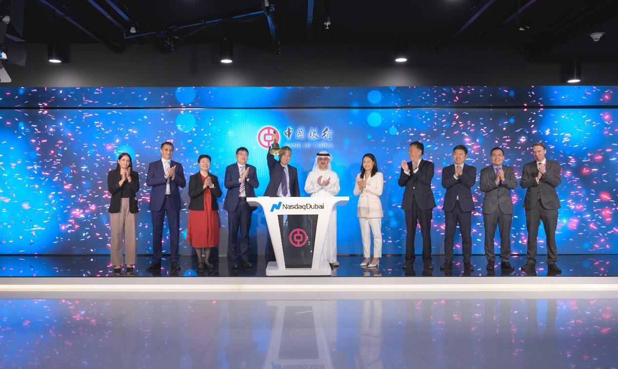 圖為中外嘉賓出席搖鈴儀式。迪拜納斯達(dá)克供圖