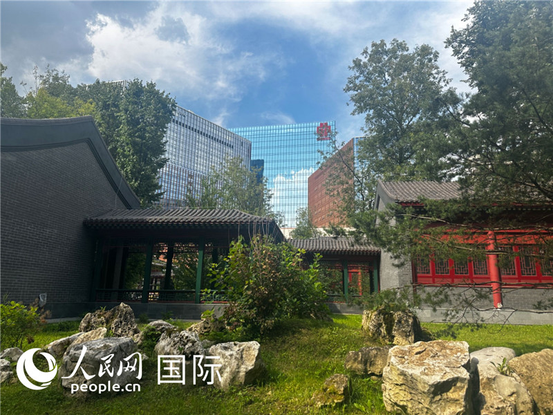 莫斯科中國(guó)貿(mào)易中心的中式園林“華銘園”一角。人民網(wǎng)記者 申佳平攝