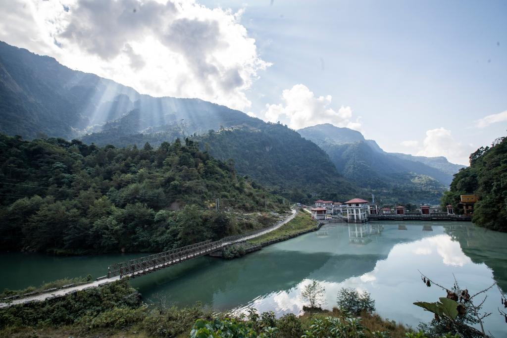 這是2022年11月8日拍攝的尼泊爾上馬相迪A水電站大壩。上馬相迪A水電站位于尼泊爾西部勒姆宗縣，2013年1月開工建設，2017年1月1日投入商業(yè)運營。該水電站投入運營以來，極大緩解了尼泊爾電力緊缺局面。新華社發(fā)（哈里·馬哈爾詹 攝）