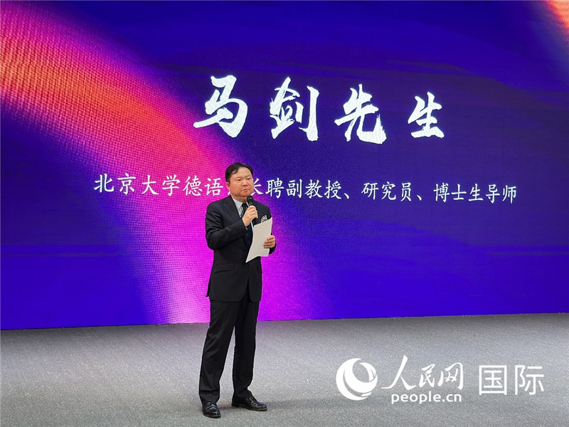 北京大學德語系長聘副教授馬劍點評學生表現(xiàn)。（攝影：張麗鷗）