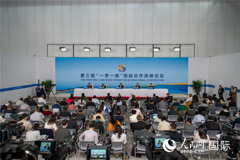 10月16日，第三屆“一帶一路”國際合作高峰論壇新聞中心在北京國家會議中心舉行首場吹風(fēng)會，邀請自然資源部國際合作司和相關(guān)單位負(fù)責(zé)人介紹有關(guān)情況，并回答記者提問。人民網(wǎng)記者 翁奇羽攝