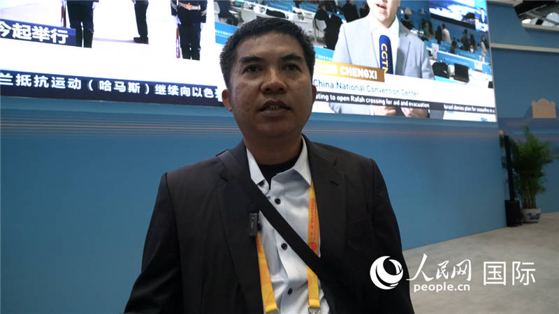印尼《辛加朗綜合日?qǐng)?bào)》記者班邦·蘇利斯提奧（Bambang Sulistio）與記者交談。人民網(wǎng) 楊春燕攝