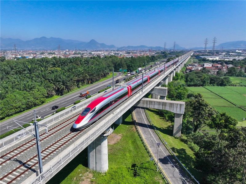 奔馳在雅萬高鐵上的動車組。中車青島四方機(jī)車車輛股份有限公司供圖