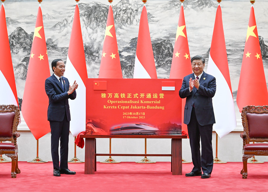 10月17日下午，國家主席習(xí)近平在北京人民大會堂同來華出席第三屆“一帶一路”國際合作高峰論壇并進行國事訪問的印度尼西亞總統(tǒng)佐科舉行會談。會談后，兩國元首共同為雅萬高鐵正式開通運營揭幕。