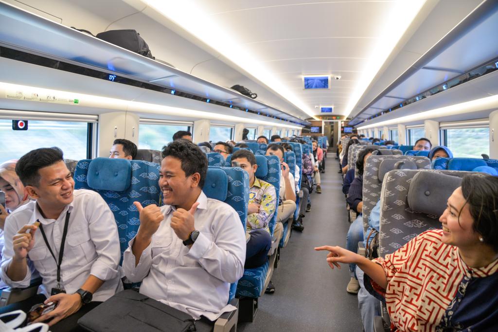 10月17日，乘客在行駛中的雅萬高鐵高速動車組列車車廂內(nèi)交談。