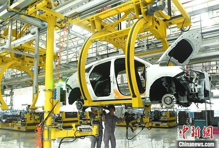 資料圖：汽車生產(chǎn)車間內(nèi)的工作人員正在組裝車輛。 <a target='_blank' href='/'><p  align=