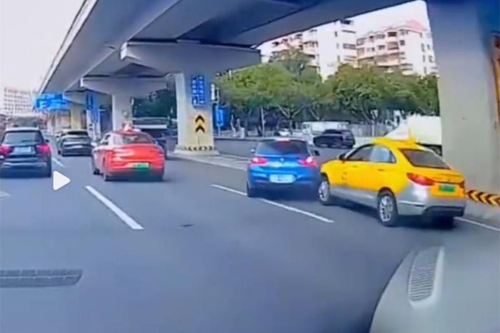 視頻截圖顯示，發(fā)生碰撞的剎那，出租車后方似乎確有車燈點亮。