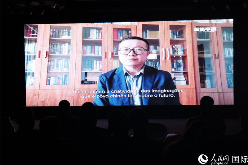 長篇小說《三體》作者劉慈欣通過視頻致辭。 人民網(wǎng)記者 時元皓攝