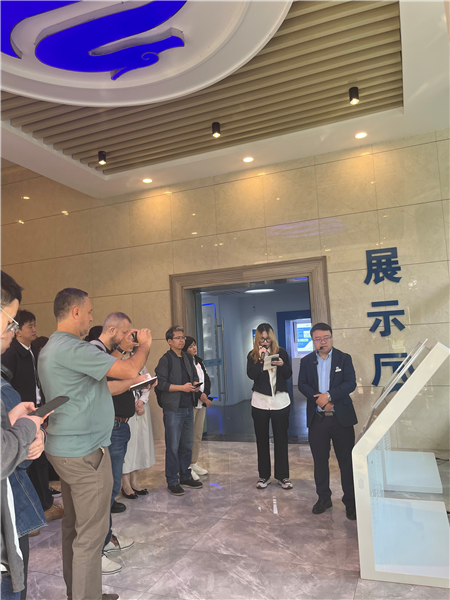 （在文瀾智谷中試產(chǎn)業(yè)基地，中外記者深入了解科技轉(zhuǎn)化情況 趙橙涔攝）