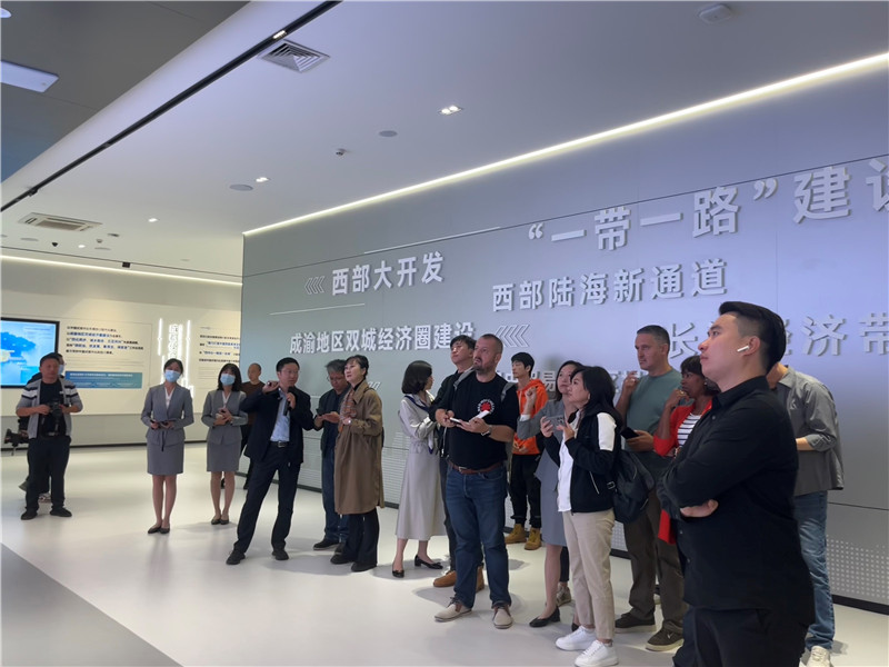（成都國(guó)際鐵路港展廳，中外記者邊聽邊記，了解成都國(guó)際鐵路港運(yùn)行情況 趙橙涔攝
