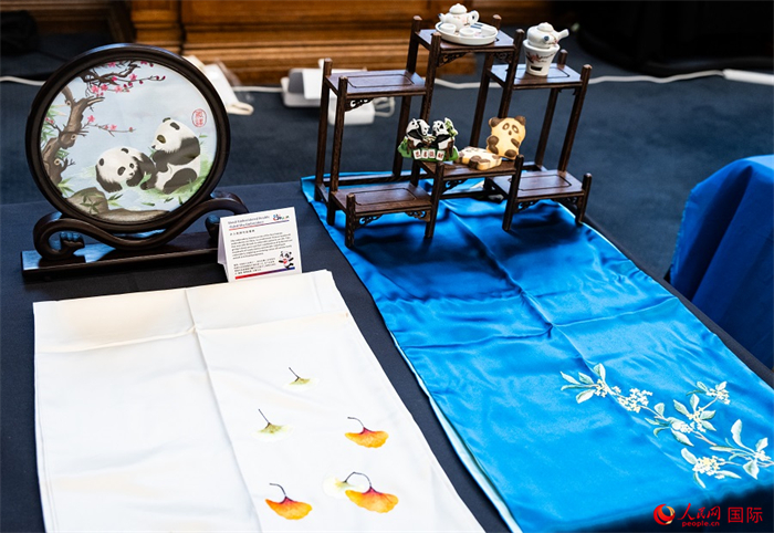 活動現場的現場文創(chuàng)展、互動體驗區(qū)、非遺區(qū)展示。人民網 郭錦標攝