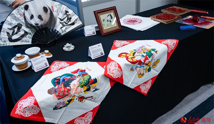 活動現場的現場文創(chuàng)展、互動體驗區(qū)、非遺區(qū)展示。人民網 郭錦標攝