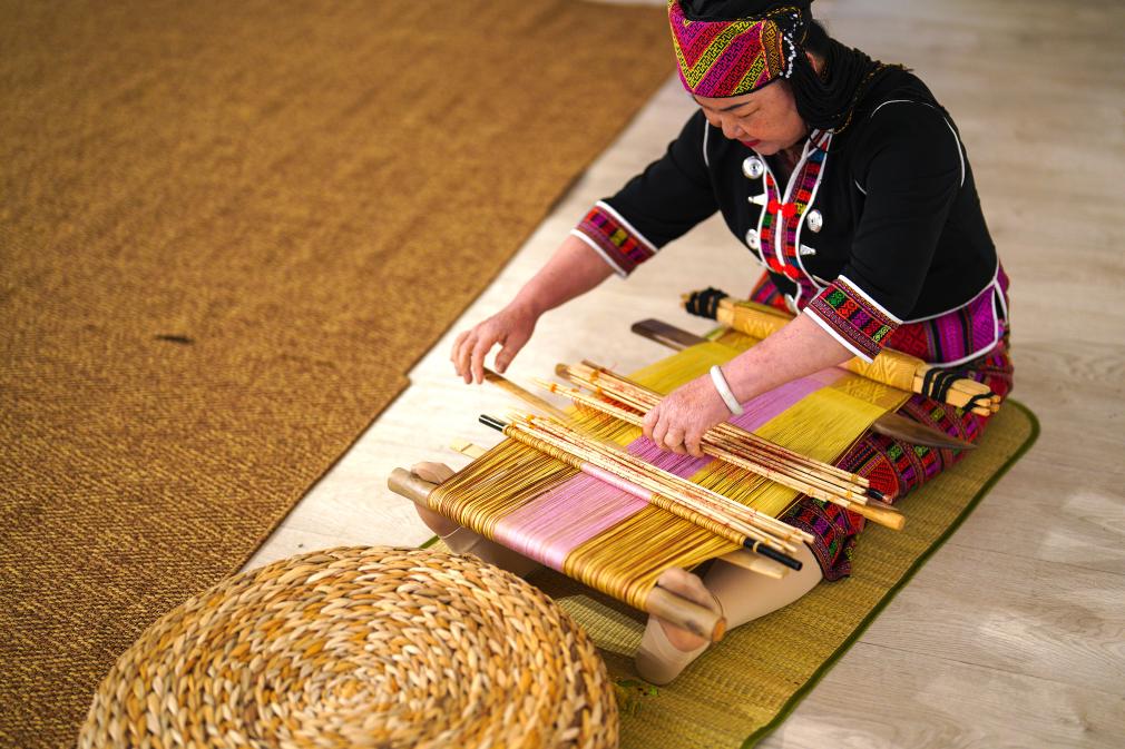 4月17日，黎族傳統(tǒng)紡染織繡技藝國家級代表性傳承人劉香蘭在2023年意大利米蘭設(shè)計(jì)周上展示黎錦織造技藝。新華社發(fā)