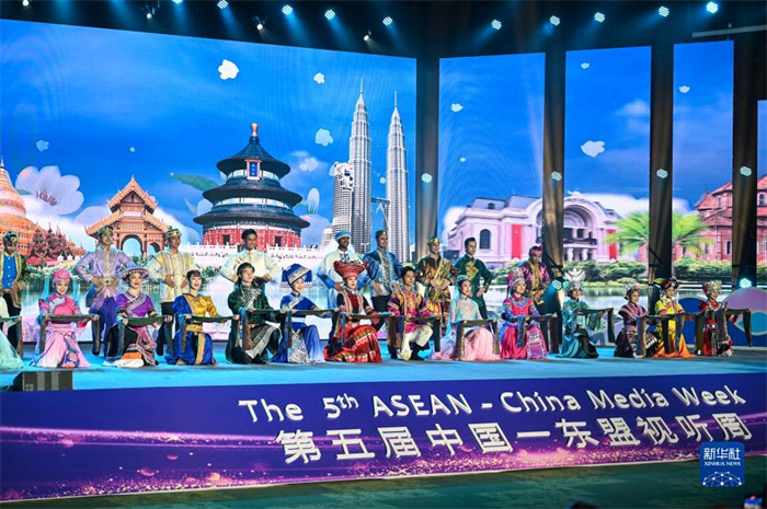 10月21日，在馬來西亞行政首都普特拉賈亞，演員在第五屆中國—東盟視聽周開幕活動上表演。新華社記者 程一恒 攝
