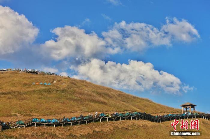 資料圖：圖為江西武功山高山草甸旁的登山步道，游客在登山。 劉力鑫 攝