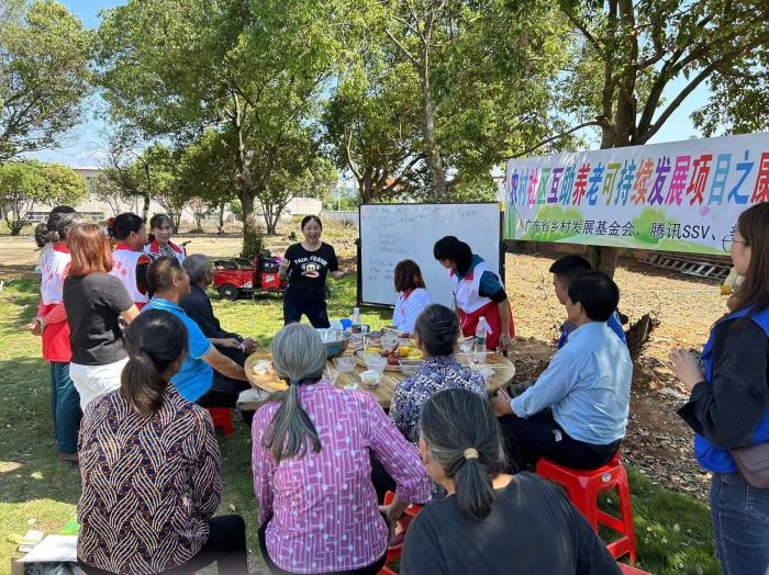 10月23日，廣東韶關(guān)農(nóng)村的互助養(yǎng)老探索，結(jié)合仁化縣董塘鎮(zhèn)新龍村的重陽節(jié)活動，將村支書、婦女主任、項目管理人員、新龍村助老員、村民志愿者、健康熱心的老人聚集在一起。 受訪者供圖