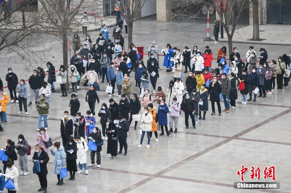 11月28日，山西省太原市，考生排隊等候入場。當日，中央機關(guān)及其直屬機構(gòu)2022年度考試錄用公務(wù)員公共科目筆試舉行。<a target='_blank' href='/'><p  align=