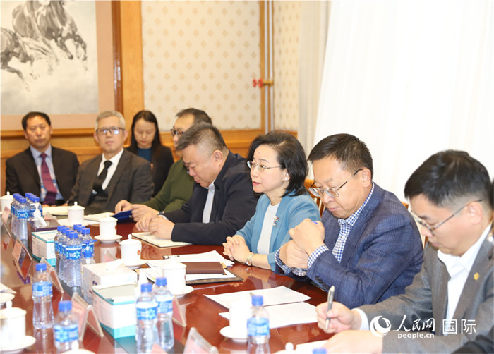 1.2023年10月30日，沈敏娟（右三）大使與中企代表座談。人民網(wǎng)記者 霍文攝
