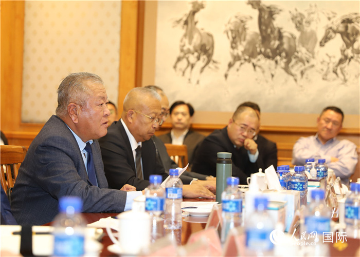 2.2023年10月30日，張義波（左一）會(huì)長(zhǎng)匯報(bào)商會(huì)工作情況。人民網(wǎng)記者 霍文攝